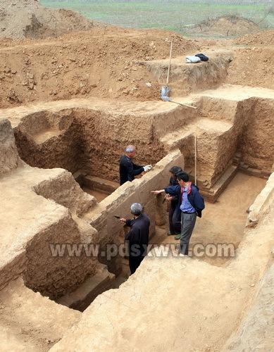 平顶山发掘一汉代古墓画像石上首次出现斗鸡场景