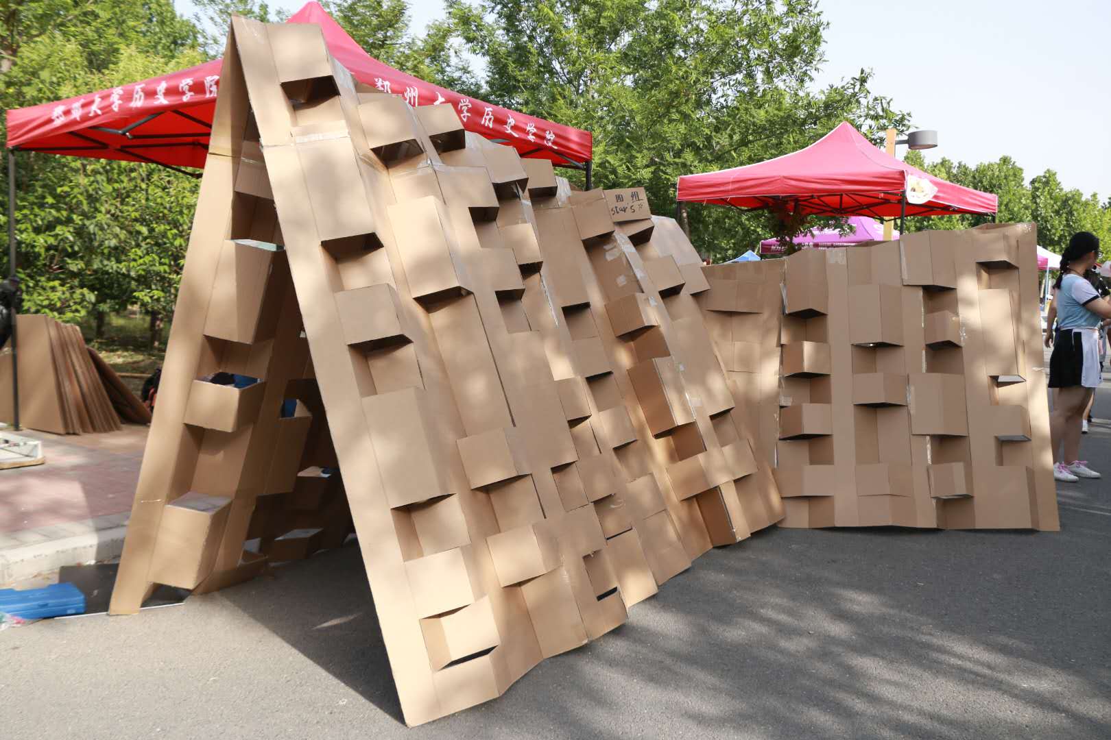 郑州大学创意搭建大赛瓦楞纸板变身为故事城堡