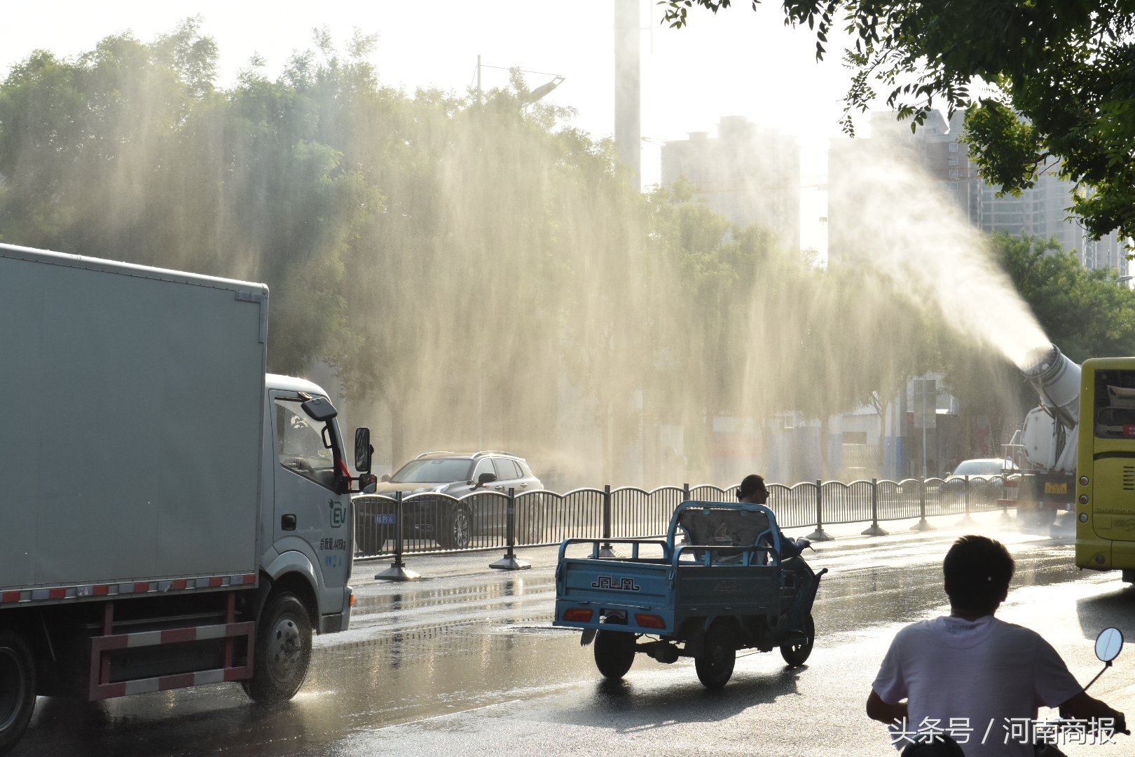 不下雨也能见彩虹?郑州洒水车又get"新技能"