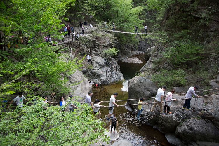 小沟背银河峡四月天里爬青山五月初夏游戏水