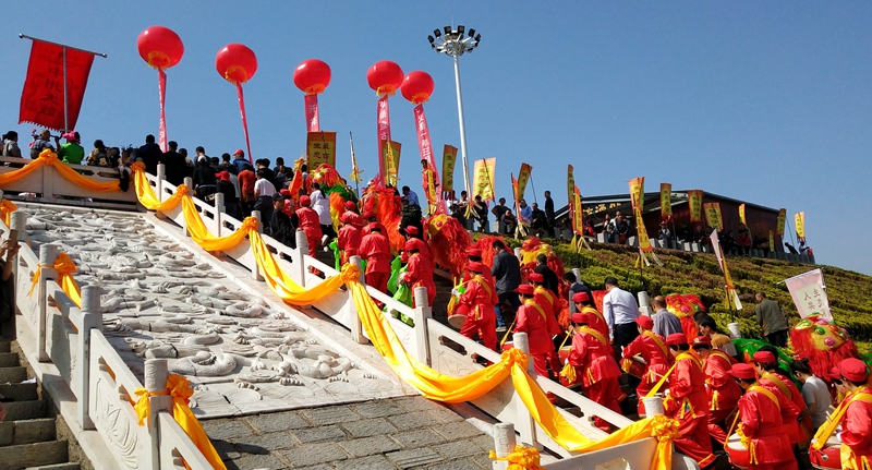 根在泌阳盘古山下万人回来了