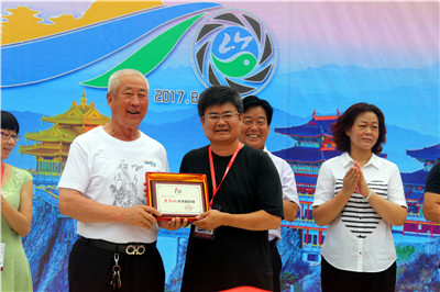 老君山董事会主席杨植森先生依次为五位获得"老君山终身摄影师"荣誉