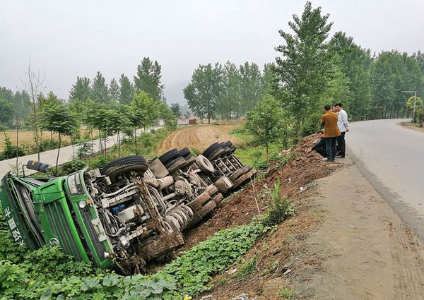 在现场:大货车弯道不减速 躲车时冲出道路翻沟中