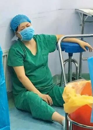 胎儿命悬一线 河南怀孕护士跪地托举胎头半小时