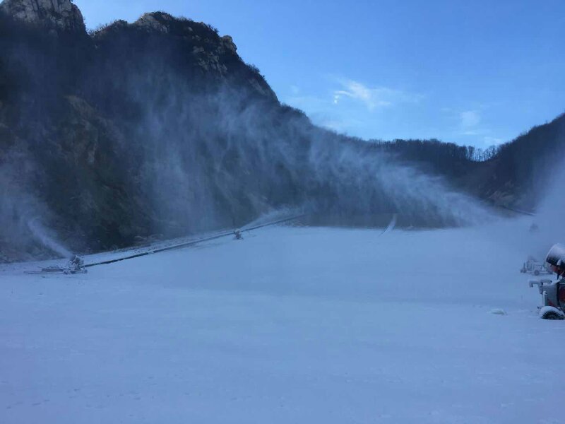 今天河南尧山天龙池景区艳阳下雪花飞舞,速来围观