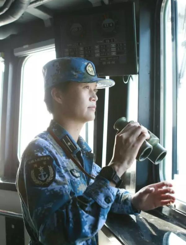 女副舰长",现任东海舰队某驱逐舰支队郑州舰实习舰长的韦慧晓即将迎来