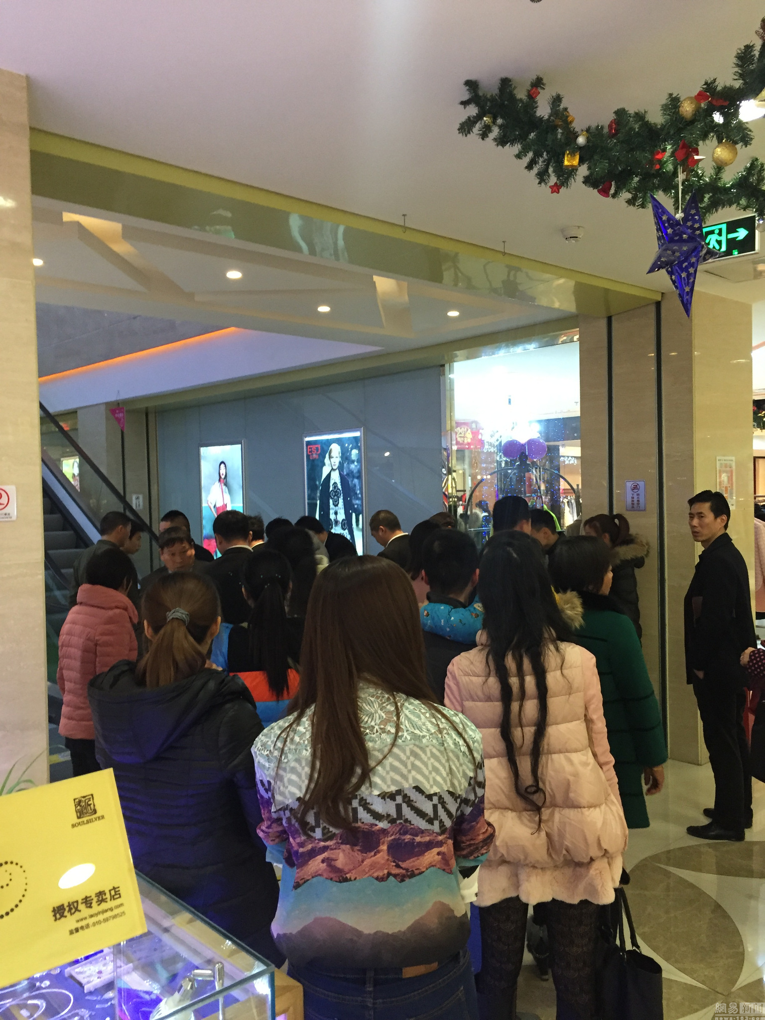 江西吉安一商场自动扶梯夹断两岁女童手指