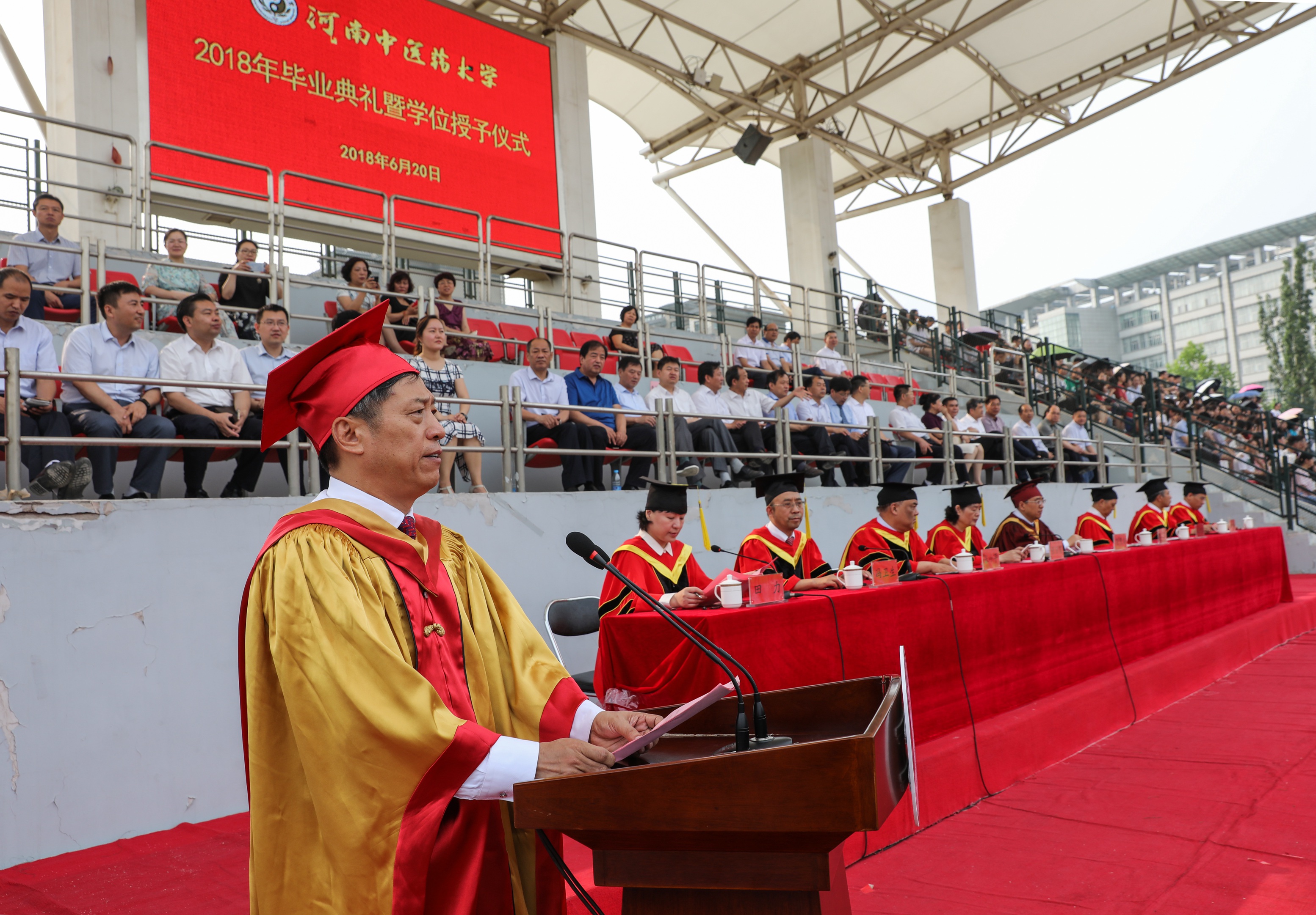 "6月20日,河南中医药大学毕业典礼上,校长许二平对即将远行的学子提出