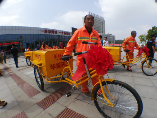 告別自帶車 周口20名環衛工喜領清潔工具和環衛車