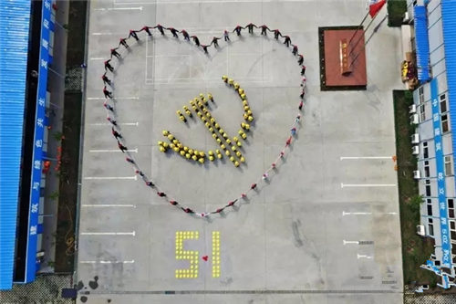 航拍郑州百名建筑工人摆党徽致敬五一