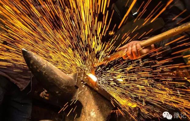 锻,冷锻,千锤百炼的反复折叠锻打,再经过錾图,渗铜,继而通过正火,淬火