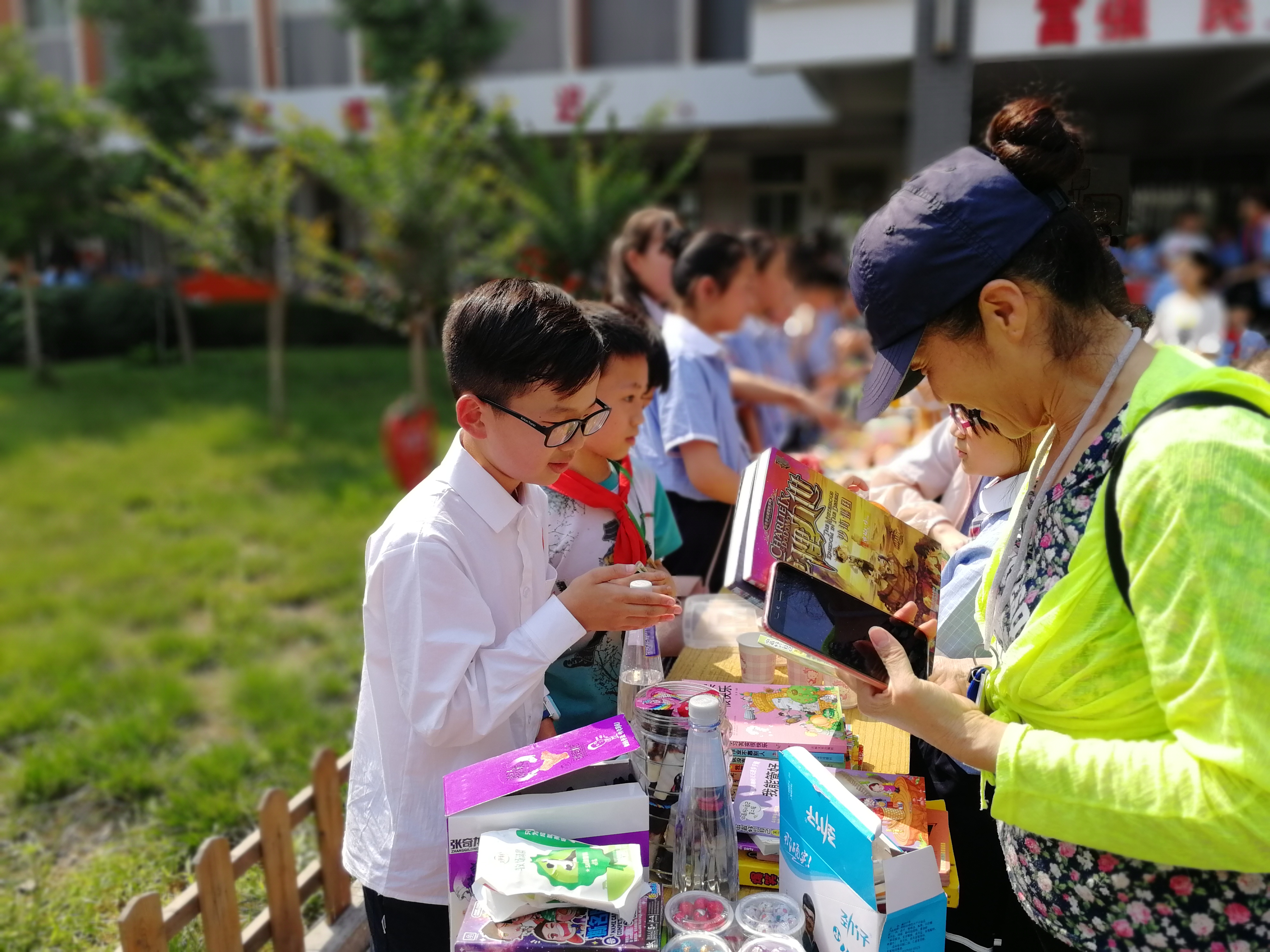 管城區騰飛路七里河小學跳蚤市場開市啦