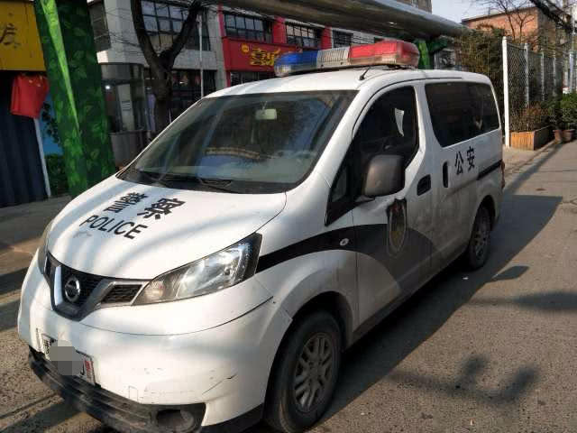 郑州警车被贴罚单行人大赞警察蜀黍秉公执法
