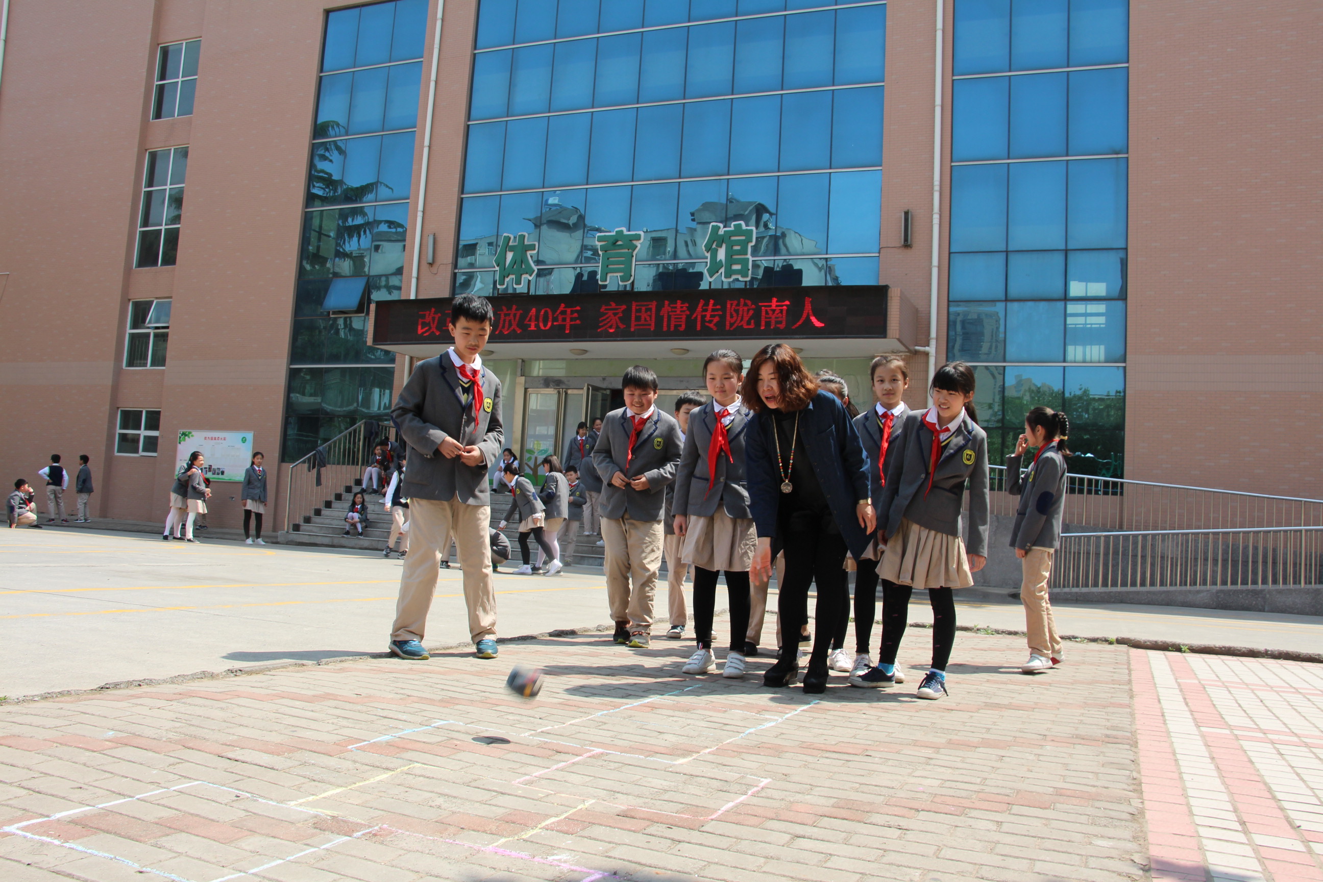 今年是改革开放40周年,也正值郑州市二七区陇西小学南校区校建校60
