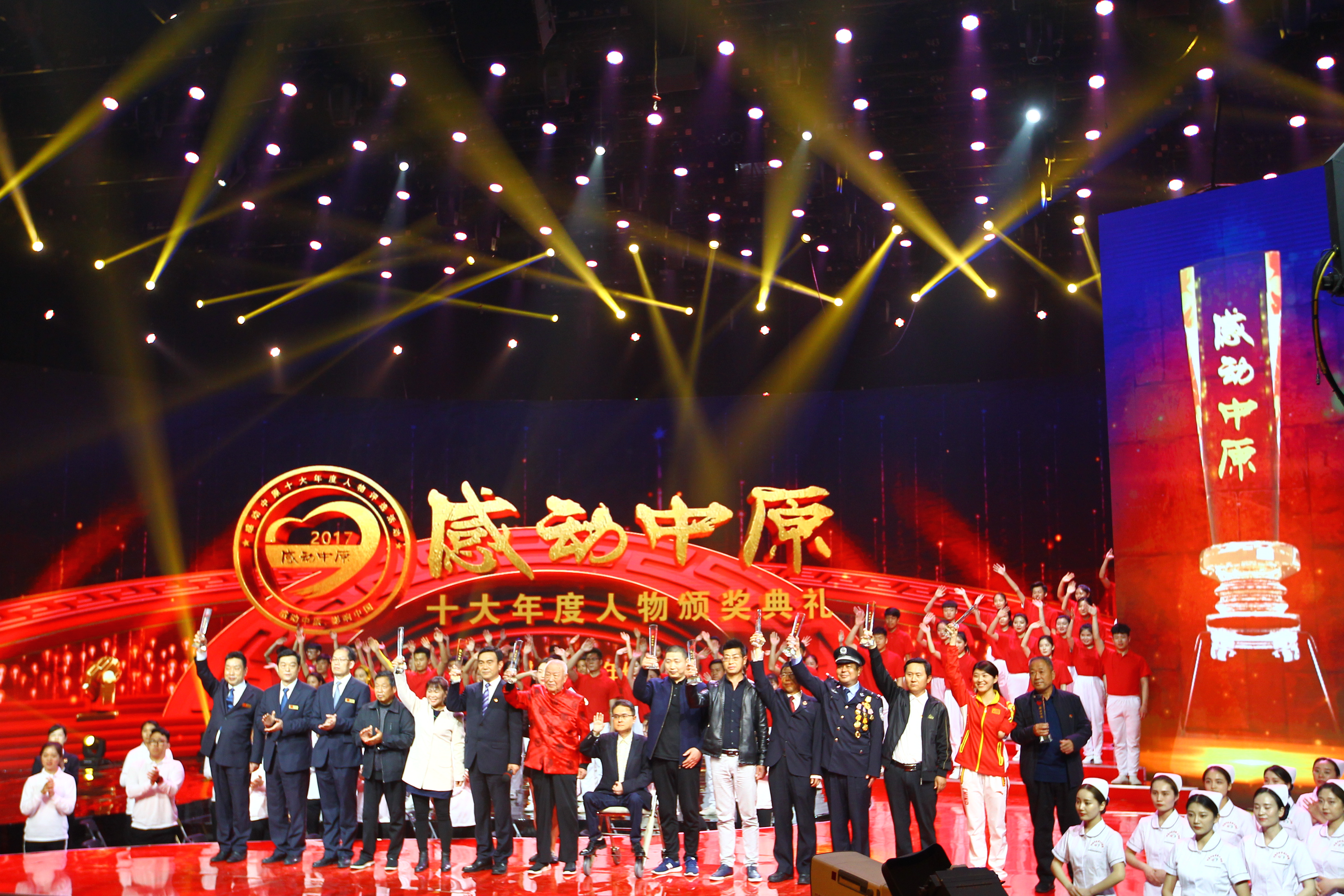 颁奖典礼现场,他们的故事再一次被提起,在座的观众无不被他们崇高的