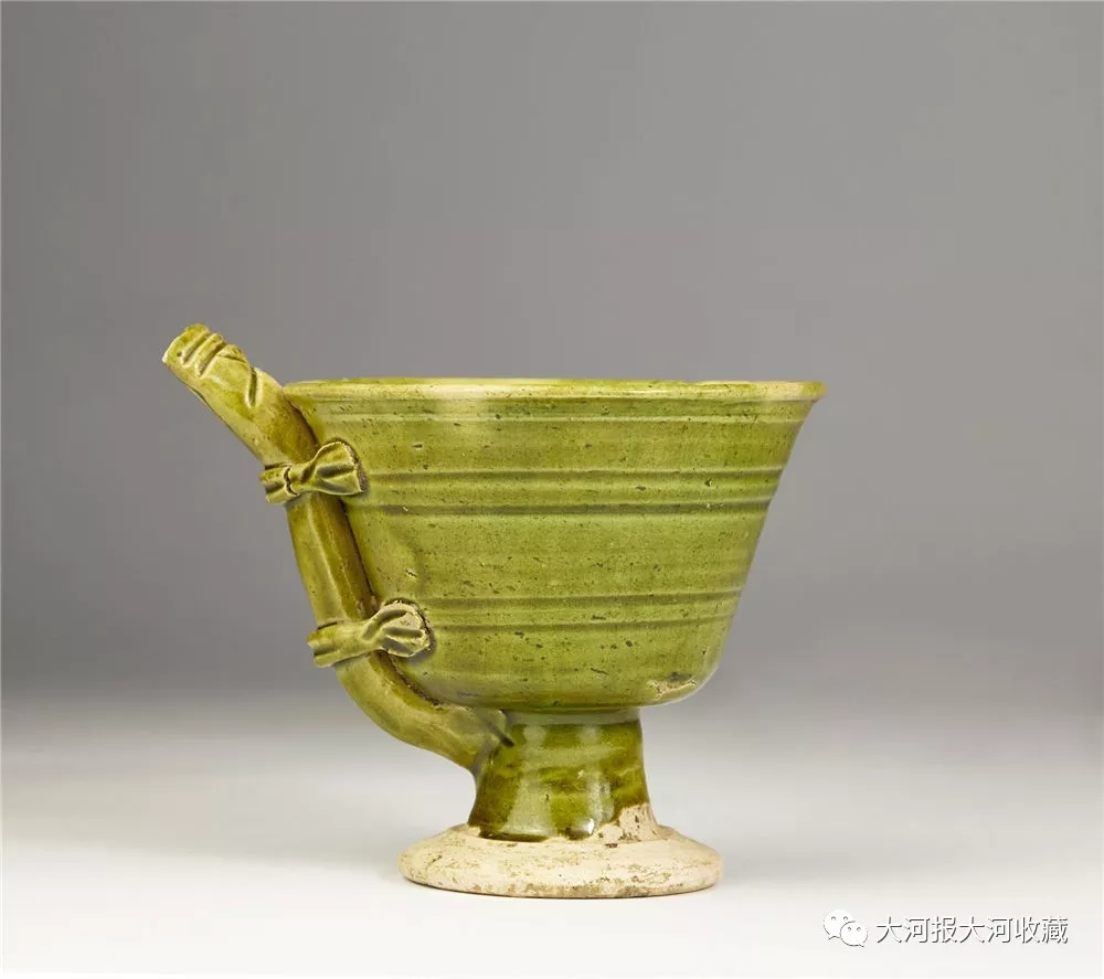 唐代三彩吸杯吸杯是唐代文人士大夫发明的一种造型独特,以情趣取胜