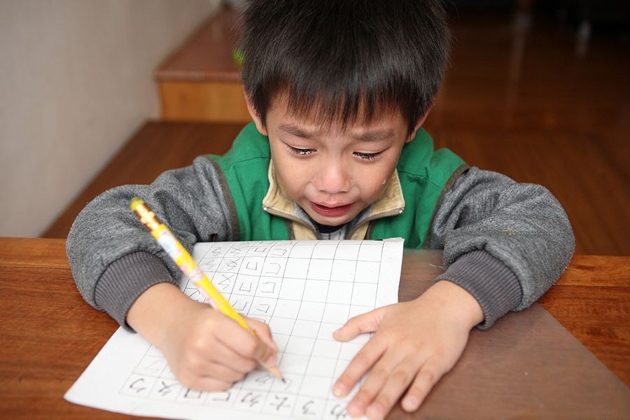 寒假余额不足 学生拼命赶作业:有人每天写7小时