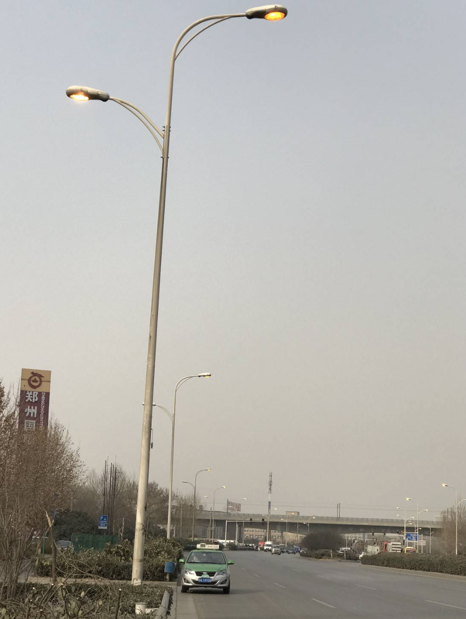 郑州街头路灯白天"亮闪闪" 市民:忘关灯了?