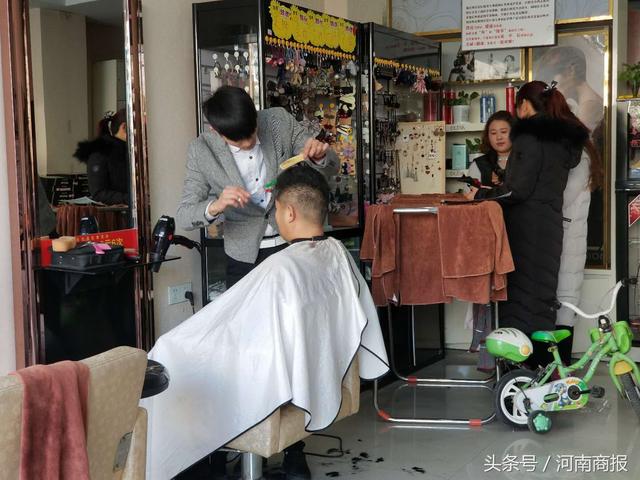 节前郑州理发店生意火爆:有人去三次没剪成,发型师忙到凌晨
