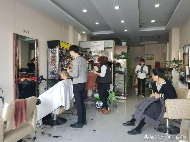 节前郑州理发店生意火爆有人去三次没剪成发型师忙到凌晨