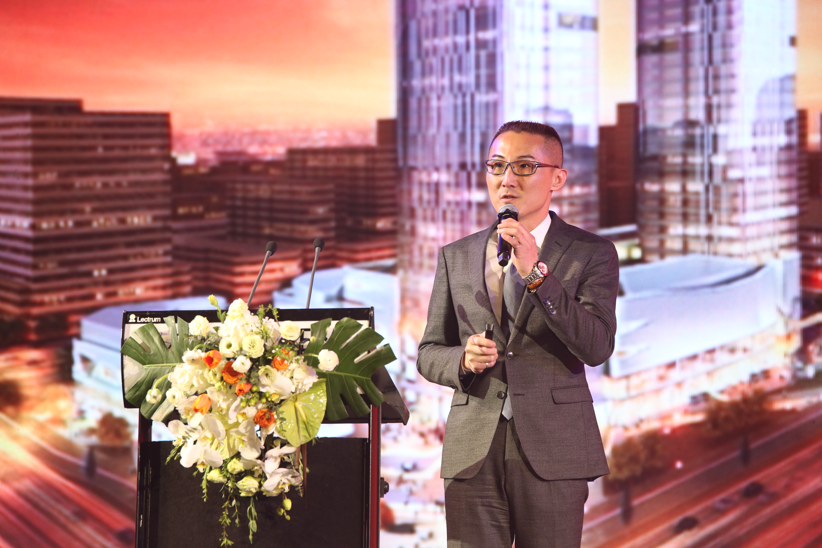 姜润生在致辞中表示:"未来郑州建业凯旋广场在倡导高品质,多元化的