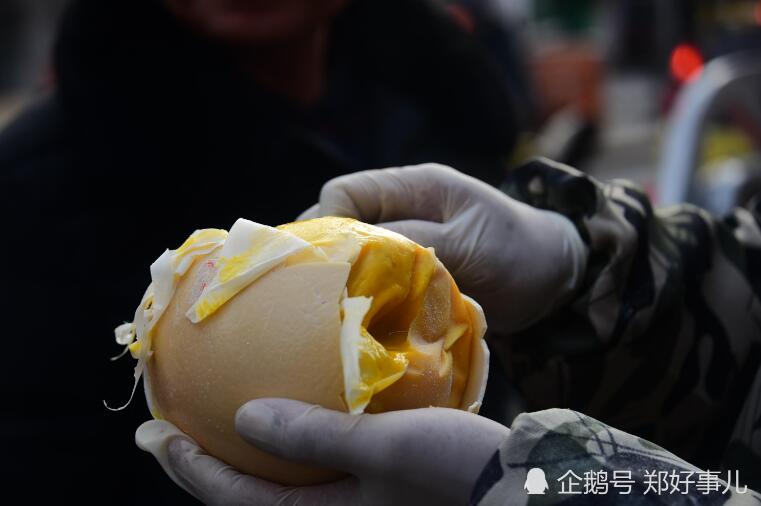 稀奇河南男子将鸵鸟蛋做成变蛋或是国内第一人