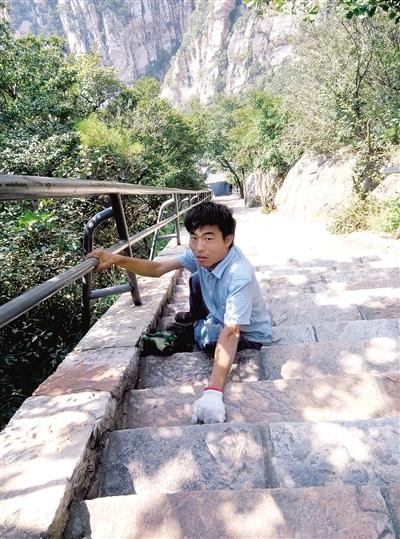 因患小儿麻痹症 坚强小伙用手横跨6省征服6座大山