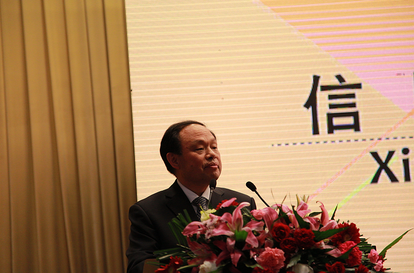 信阳市羊山新区党委书记陈延虎,中国家具协会秘书长张冰冰,信阳市家居