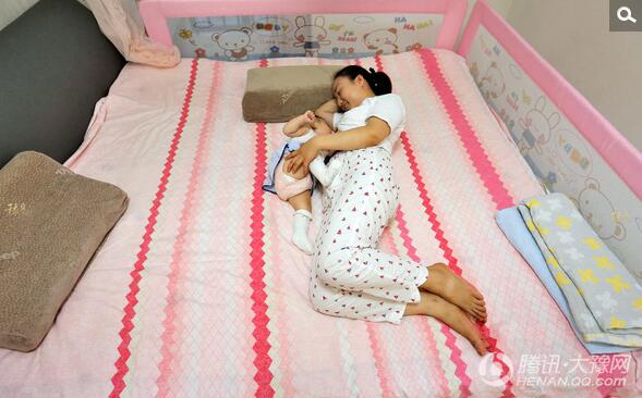 她对自己没有信心,老觉得孩子不够吃,长辈们也生怕饿着孩子,总想着