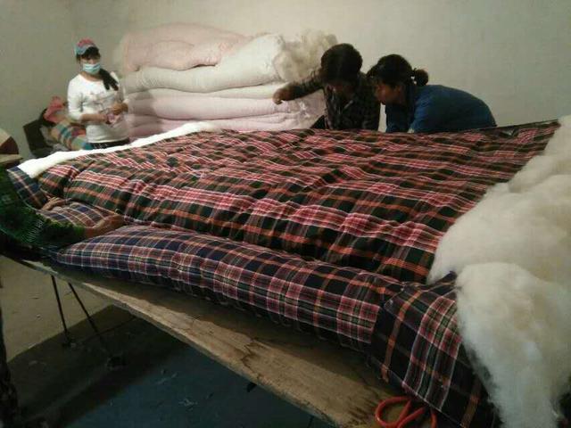 河南农村结婚做的这种被子一条能有十多斤重