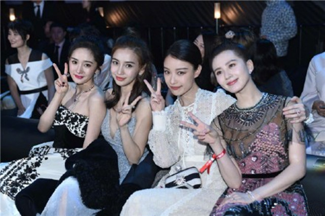 四小花旦罕见同框四人手势一致被她表情抢镜