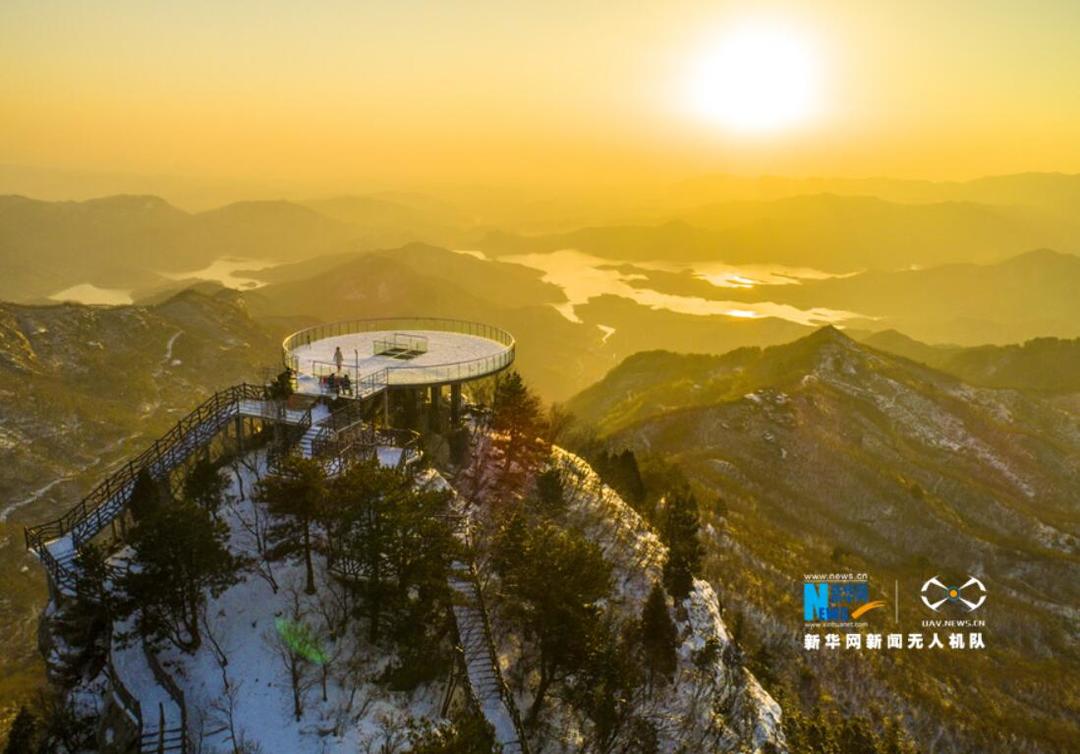 近日,中原大地普降大雪,黄柏山国家森林公园处处银装素裹,美景如画.