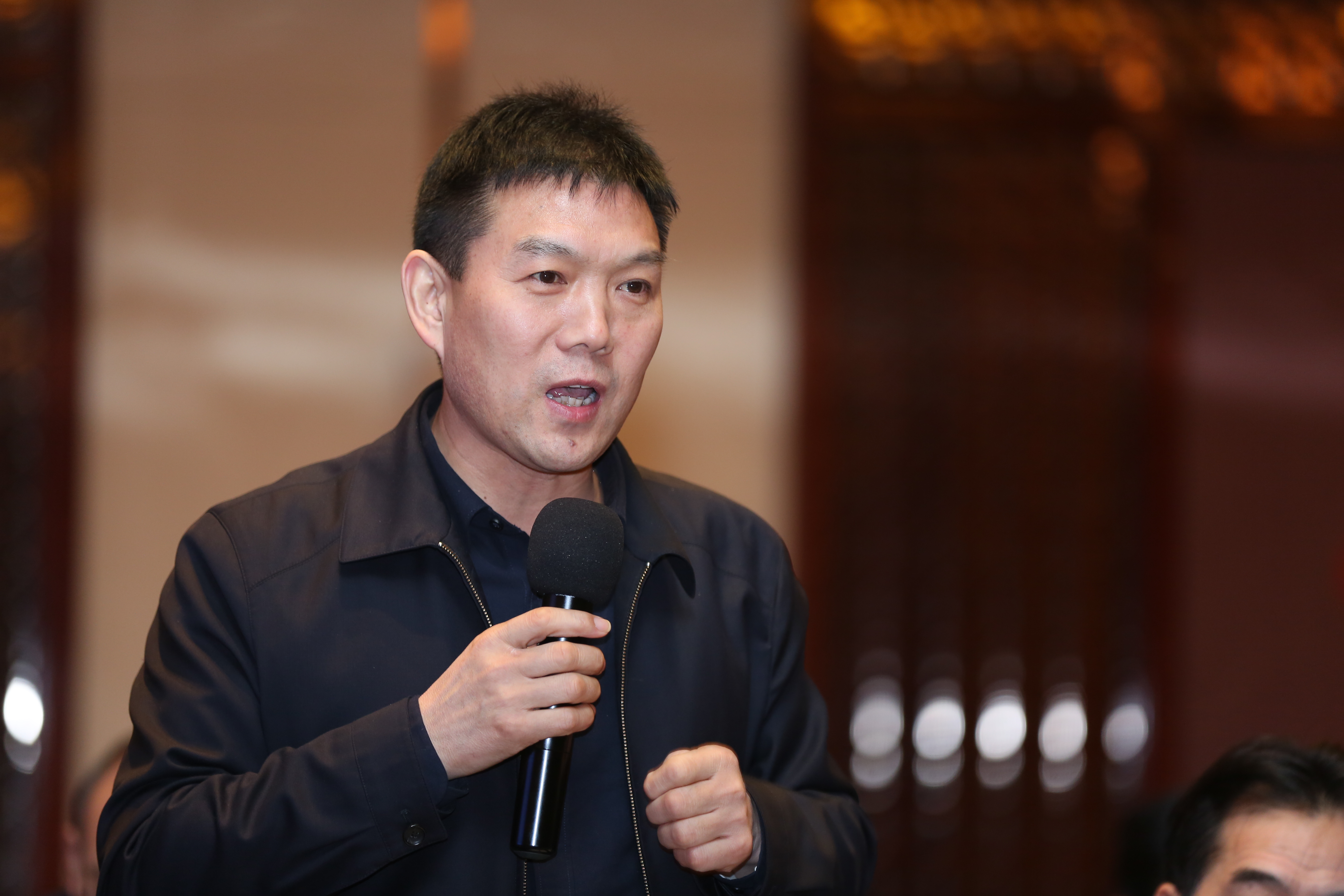 研讨会上民生药业集团董事长徐海照向各位嘉宾汇报和介绍了承办这次