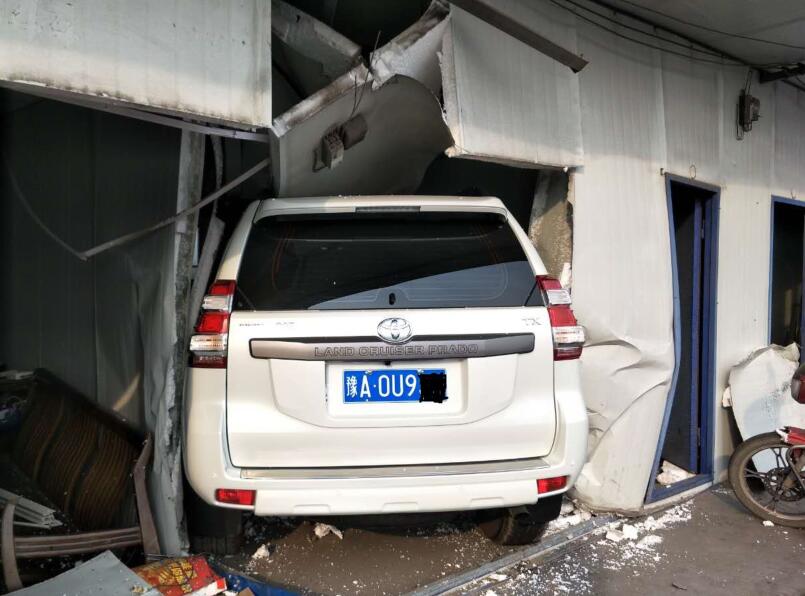 新密男子錯將油門當剎車越野車衝進鐵皮房