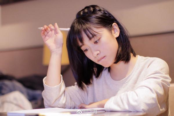 流星花园杉菜剧照曝光沈月披长发女人味十足