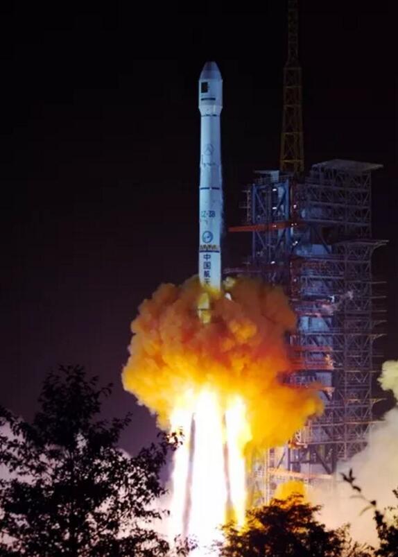 长征三号乙运载火箭腾空而起.解放军报杨中洲 摄