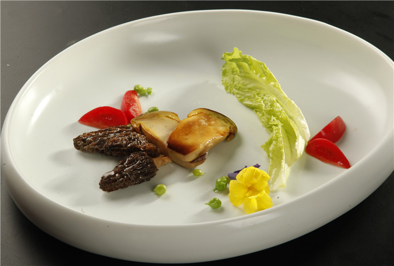 藏木耳春笋大雁蛋△红花汁花胶肚配白玉蜜豆油菜花△鲜芦笋清蒸东星