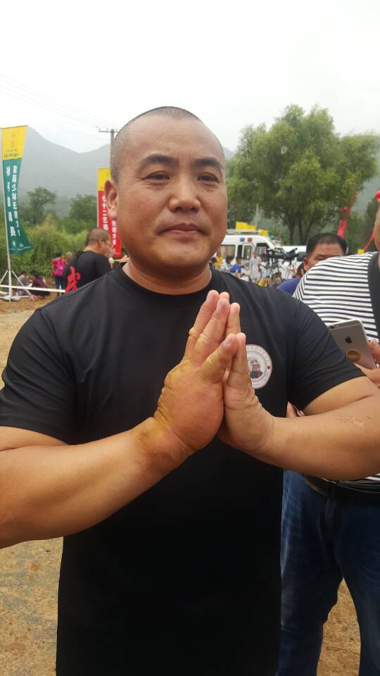 少林无遮大会选手打破铁砂掌记录