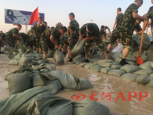 武警驻豫8683部队500战士奔赴孝感市保卫八一大桥