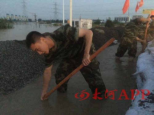 武警驻豫8683部队500战士奔赴孝感市保卫八一大桥