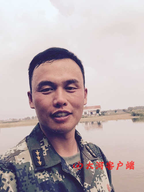 肩膀上的体能服已被汗水湿透……江泽红,武警驻豫8683部队2营4连指导