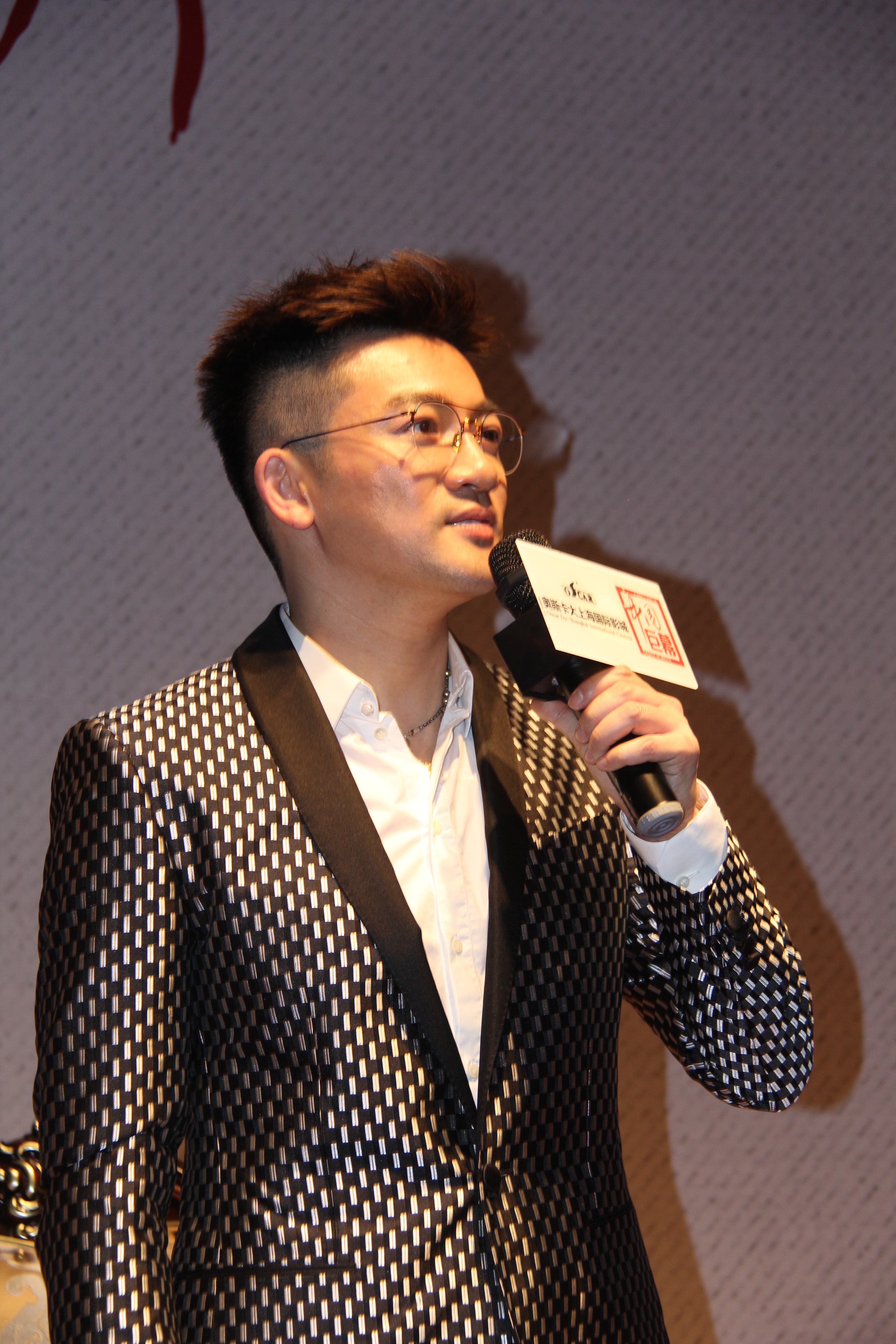 星访谈苏有朋携新片来郑为何挂心一所洛阳小学