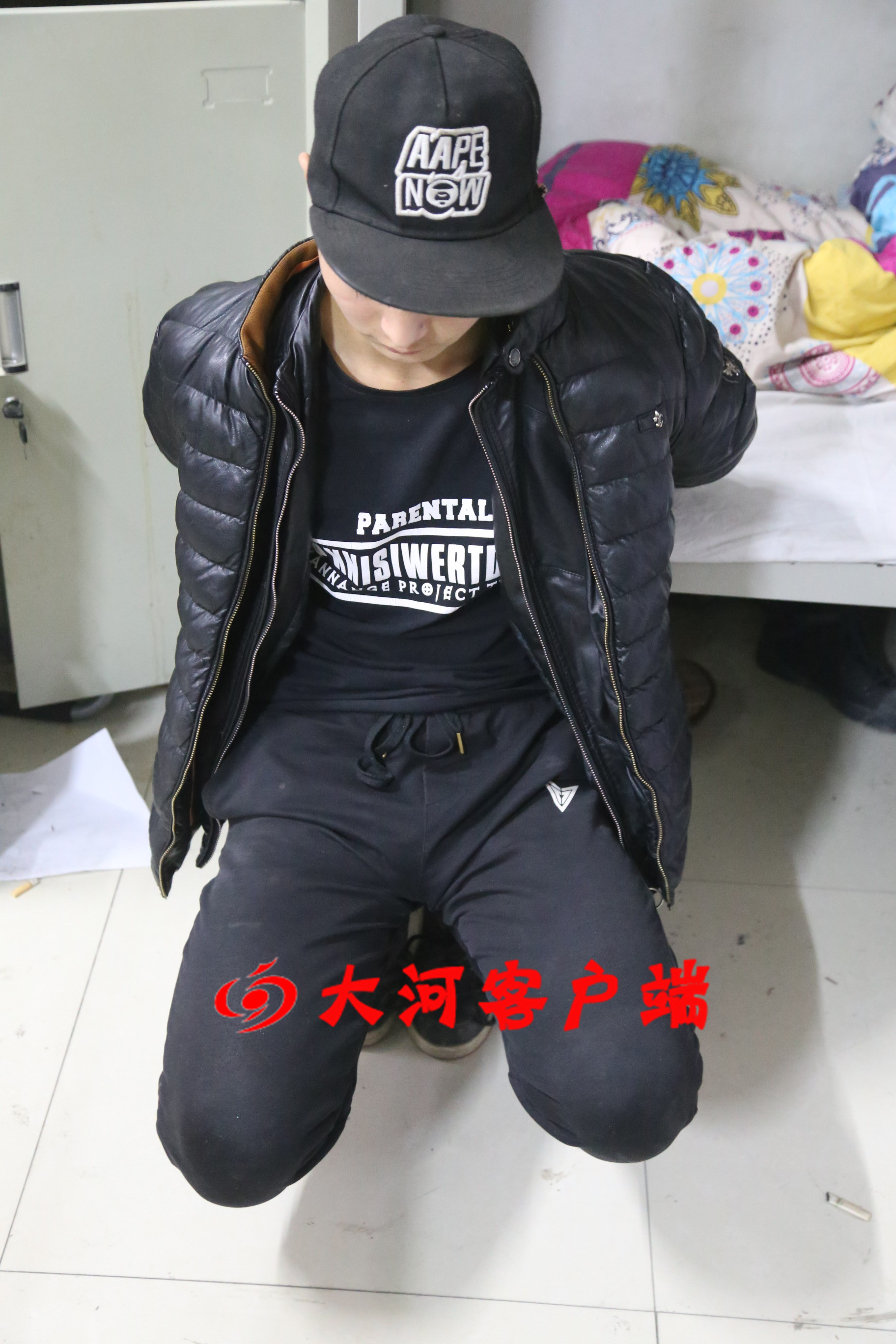 俩小伙在商丘疯狂盗窃成人用品店被睢县民警抓获