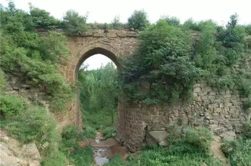 一样因此自春秋战国以来这里就获得了一个形象化的称谓"伊阙"又因为洛