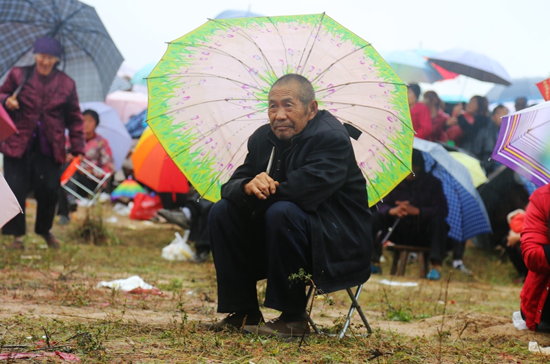 坐在"马扎"上看戏的老人.